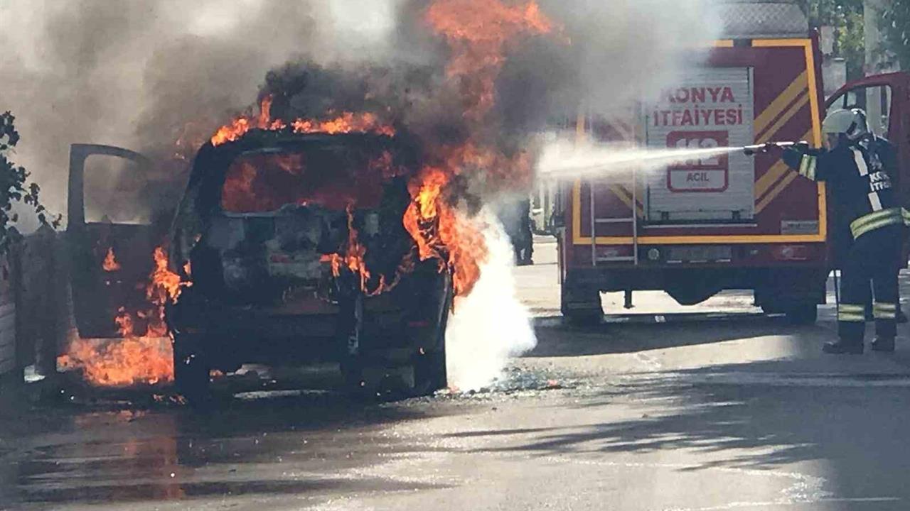 Konya'da Park Halindeki Taksi Yangını: Araç Tamamen Yandı