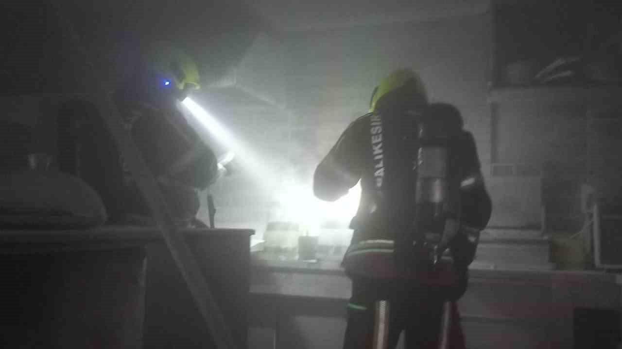 Balıkesir'de Fritöz Yangını: Sokakta Paniğe Neden Oldu