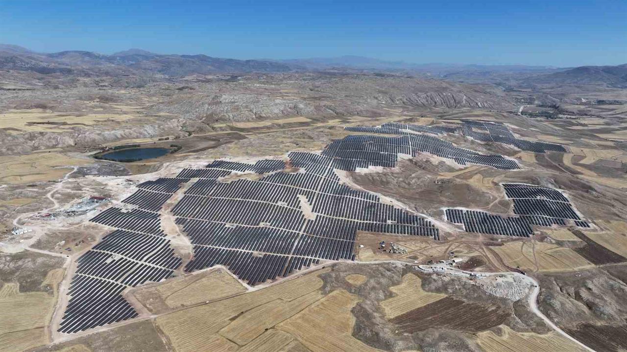 Sivas'ta Türkiye'nin En Büyük Güneş Enerji Santrali Açıldı