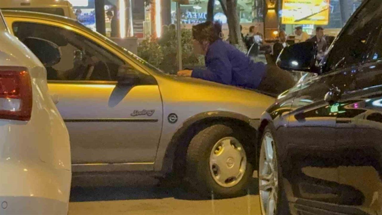 Kocasinan'da Tartışma: Kadın Otomobilin Kaputuna Yattı