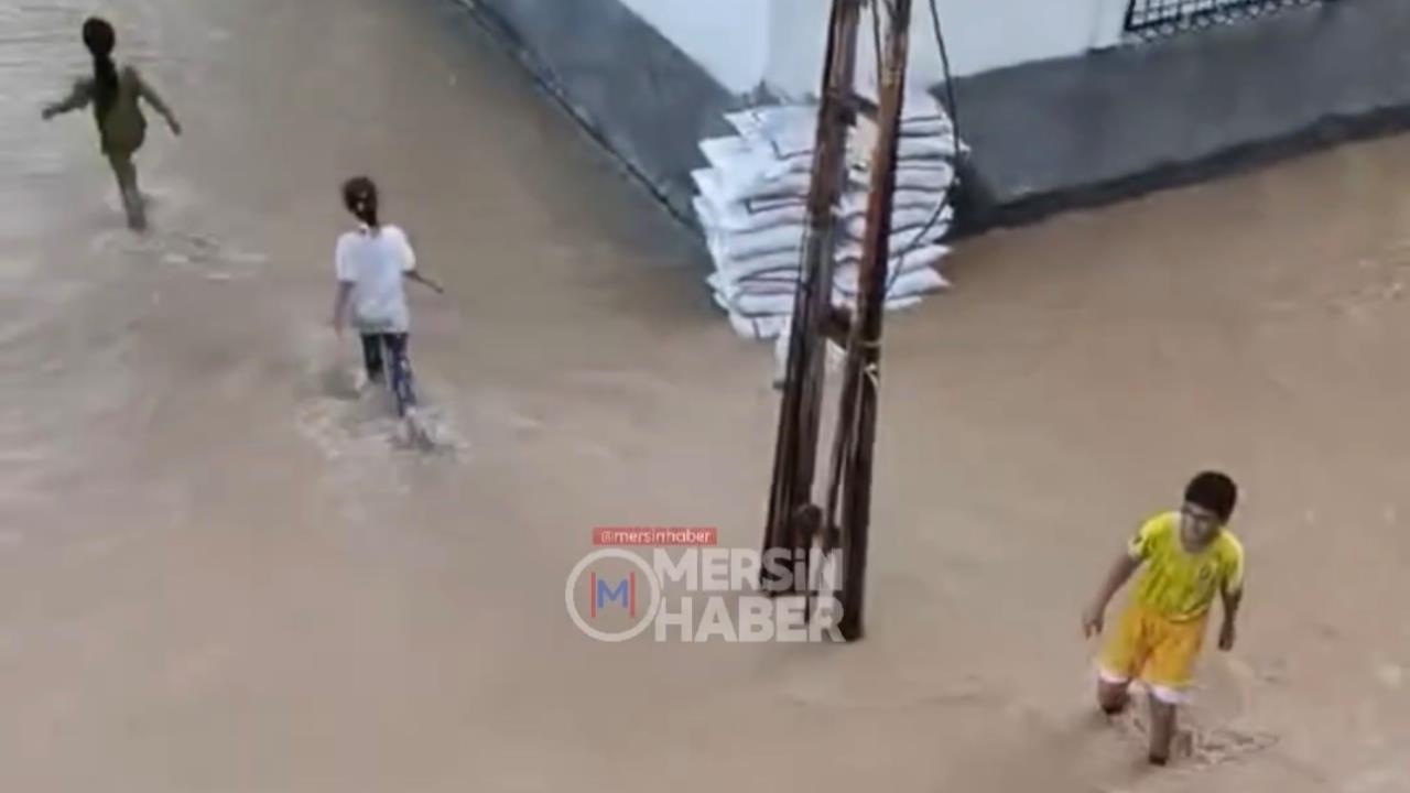 Mersin Akdeniz Çilek Mahallesinde Su Borusu Patladı Sokak Göle Döndü