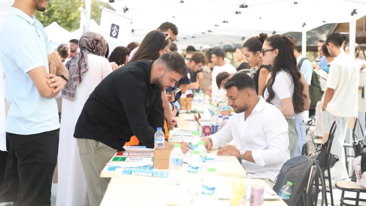 Tarsus'ta Öğrenci Toplulukları Tanıtım Günleri Yoğun İlgiyle Gerçekleşti