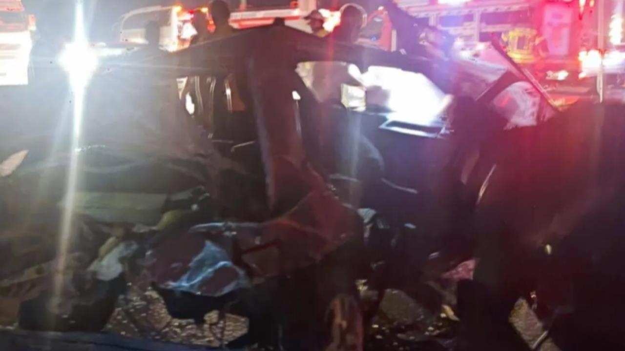 Tarsus’ta 2 Otomobil Kafa Kafaya Çarpıştı: 1 Ölü, 4 Yaralı, 2 Köpek Telef Oldu!