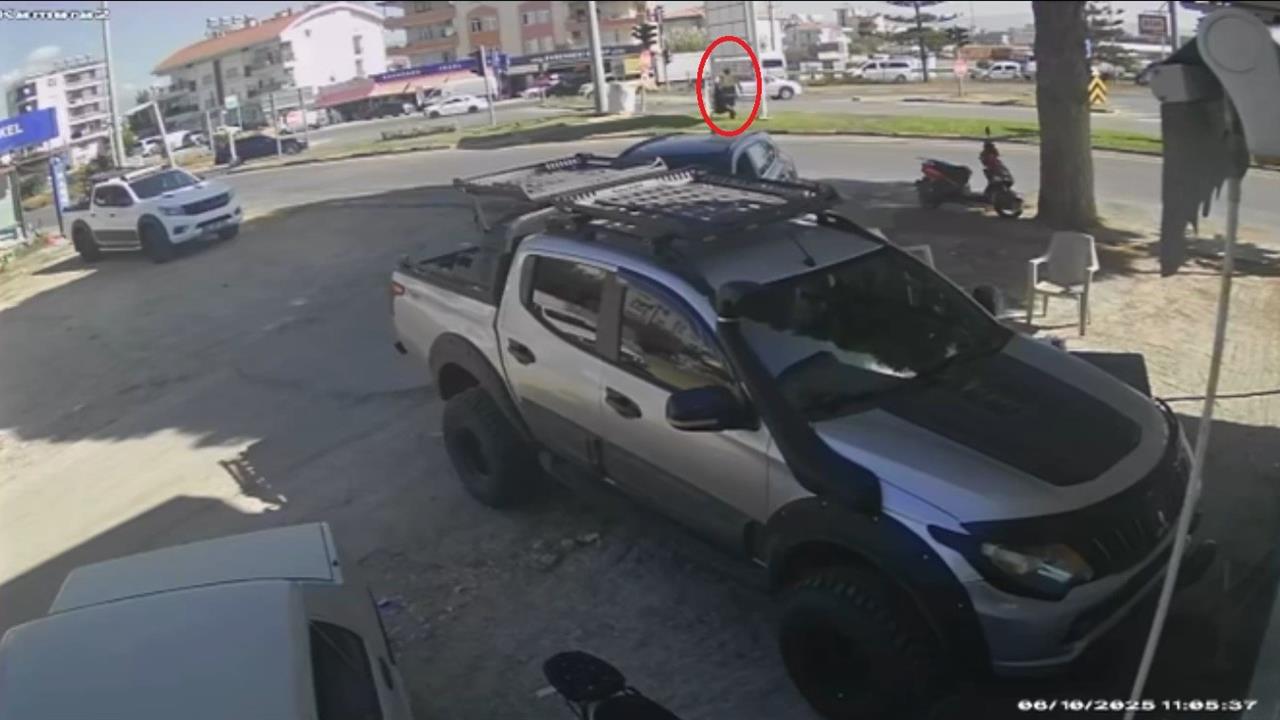 Antalya'da Tur Minibüsü Kazası: Temizlik İşçisi Kılpayı Kurtuldu