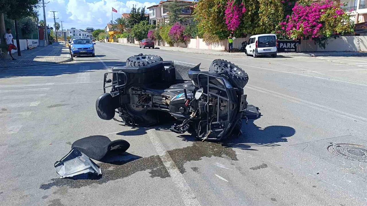 Manavgat'ta ATV ile Ticari Araç Çarpıştı: 1 Yaralı