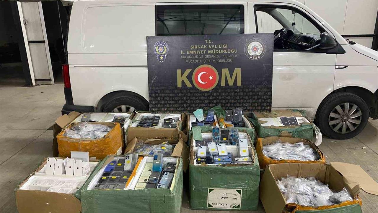 Silopi'de Dur İhtarına Uymayan Araçta Gümrük Kaçağı Ele Geçirildi