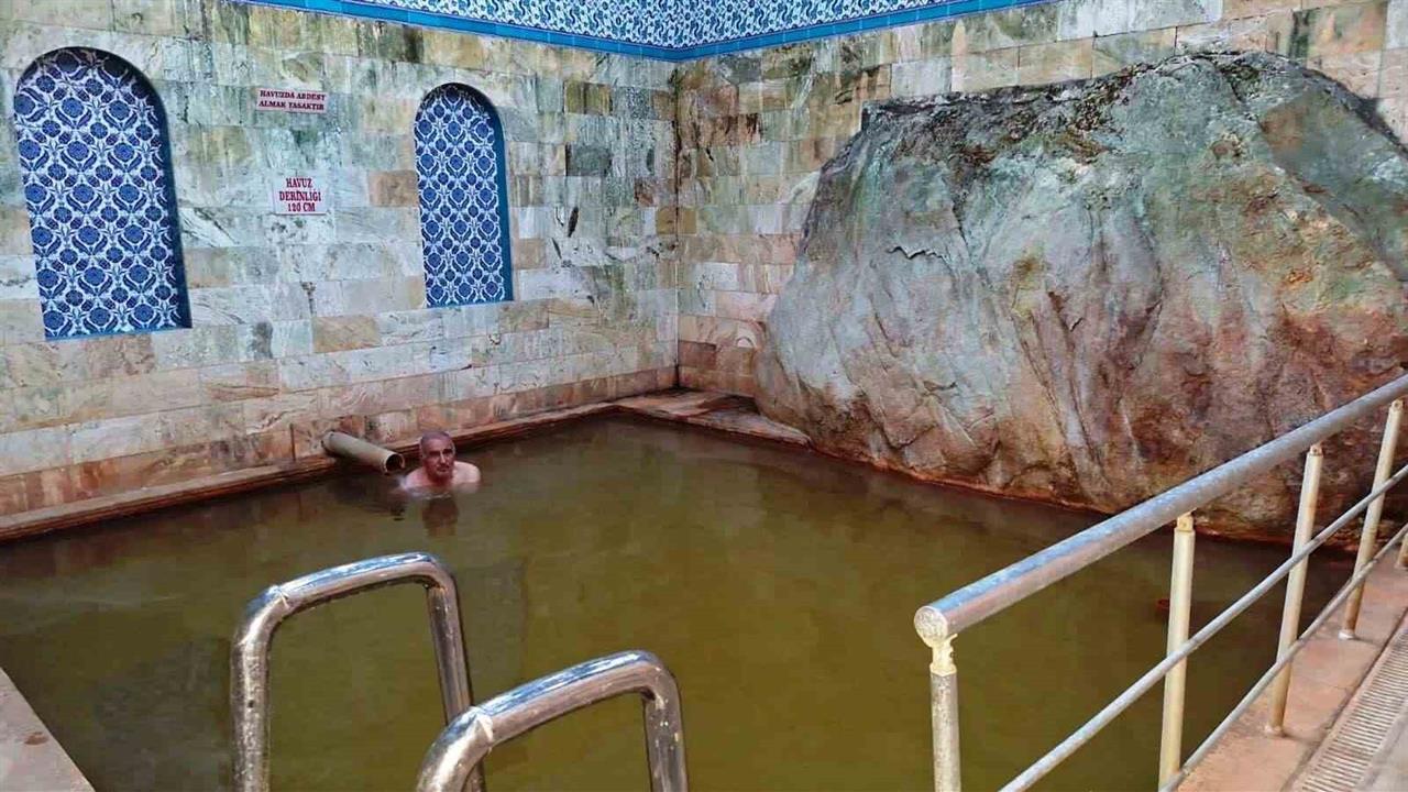 Emet'te Şifa Hamamı'ndaki Dev Kaya İlgi Odağı