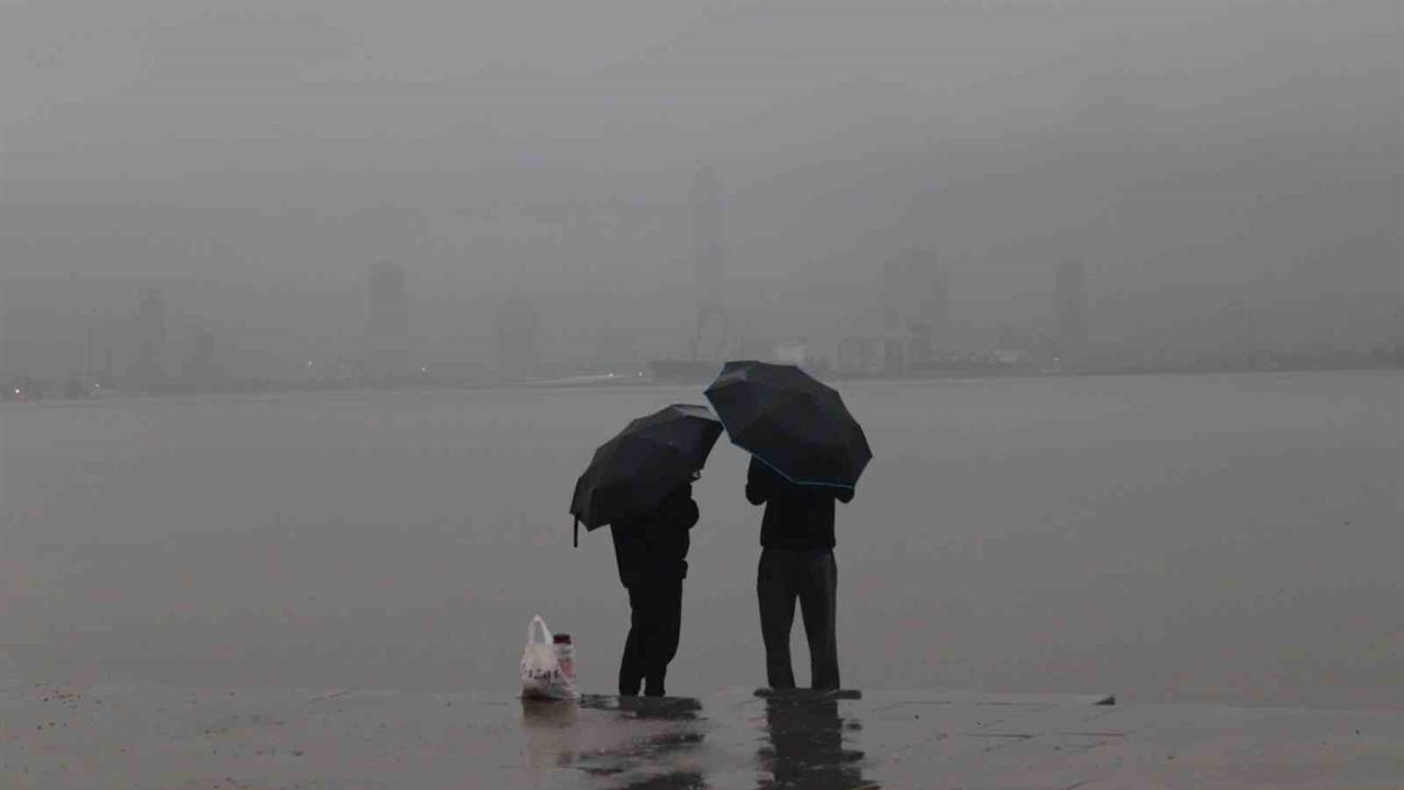 İzmir'de Sağanak Yağışlar Kuzey İlçeleri Vurdu