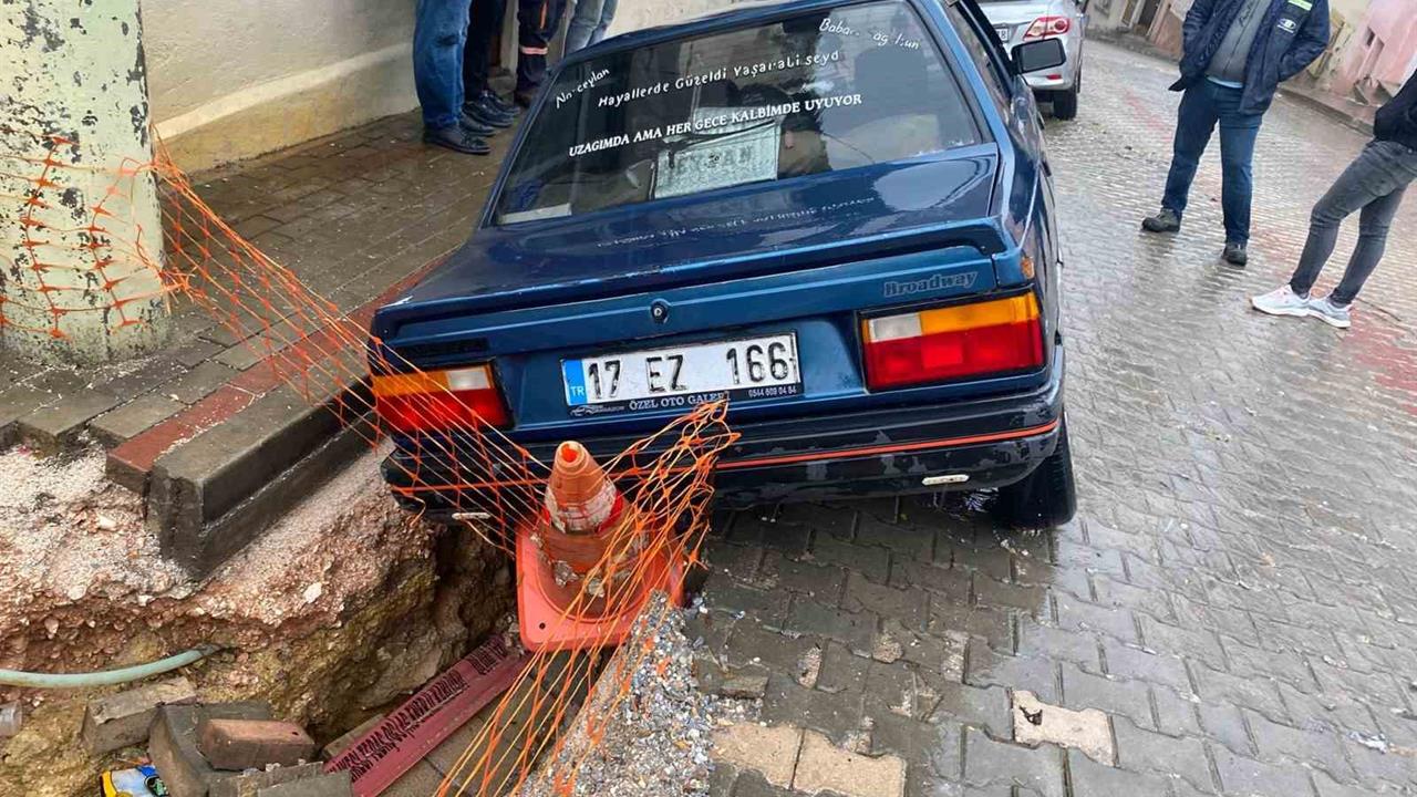 Çanakkale'de Çöken Yol, İki Aracı Yuttu