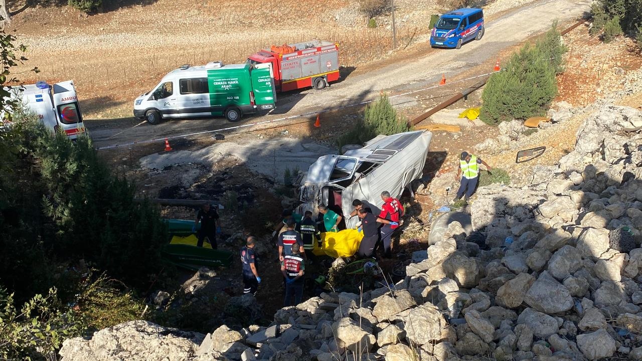 Mersin Erdemli'de Meydana Gelen Minibüs Kazasında 4 Kişi Hayatını Kaybetti