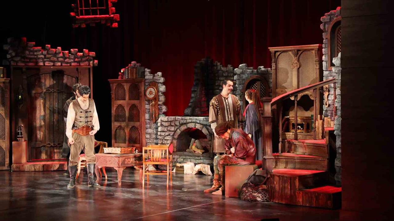 Gaziantep'te Unutulmaz Tiyatro Prömiyeri Gerçekleşti