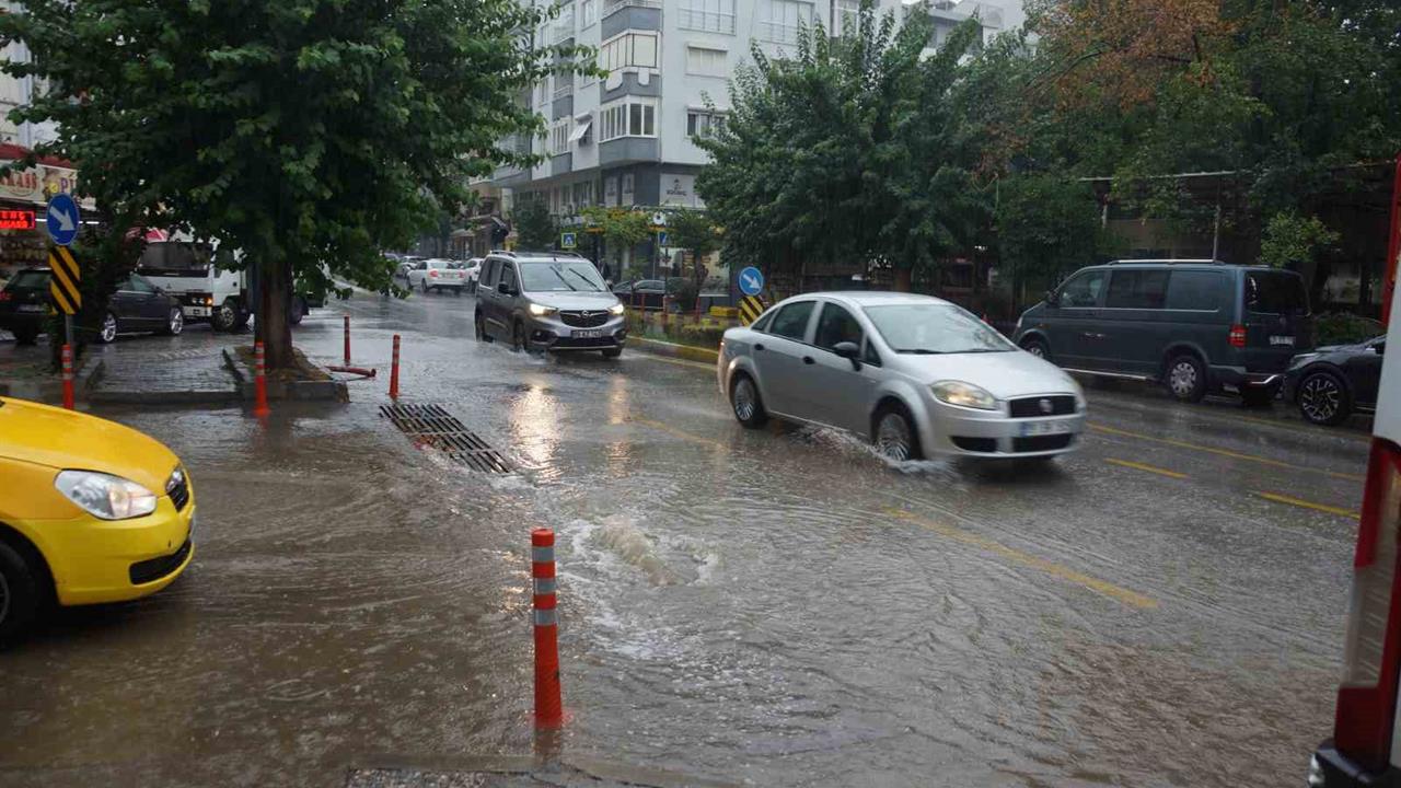 Aydın'da Sağanak Yağış Hayatı Olumsuz Etkiliyor