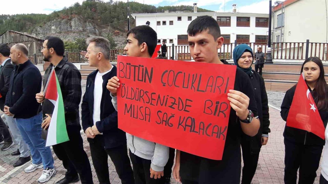 Mudurnu'da Lise Öğrencilerinden Gazze İçin Yürüyüş