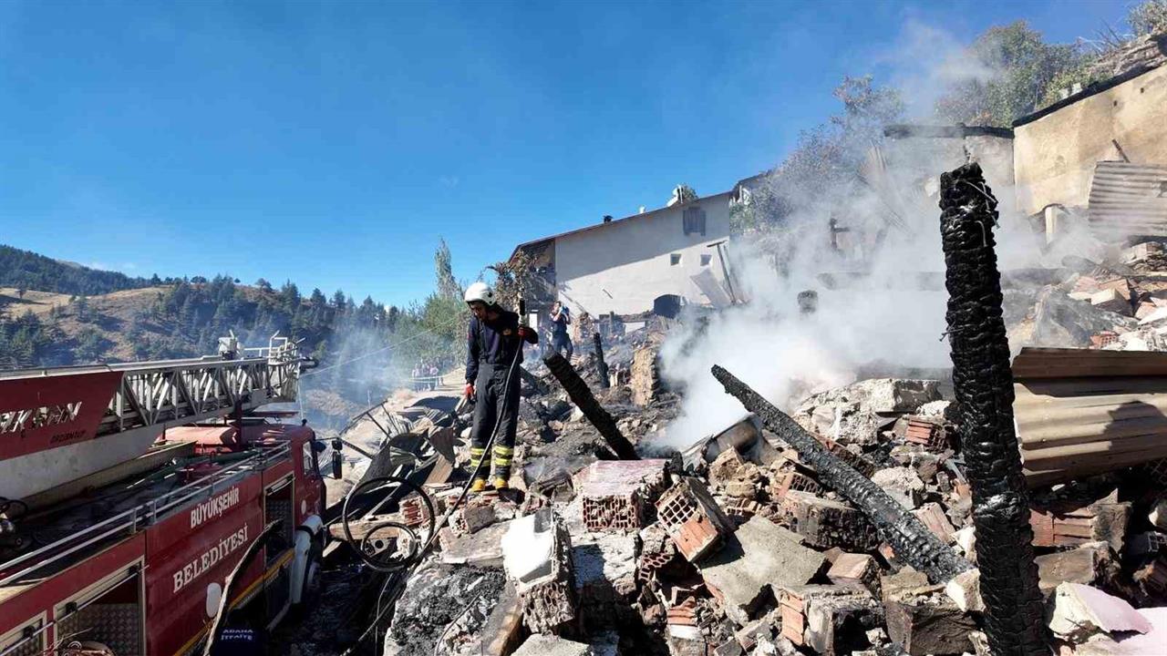 Adana'da Yangın Faciası: İki Kardeş Kayıp