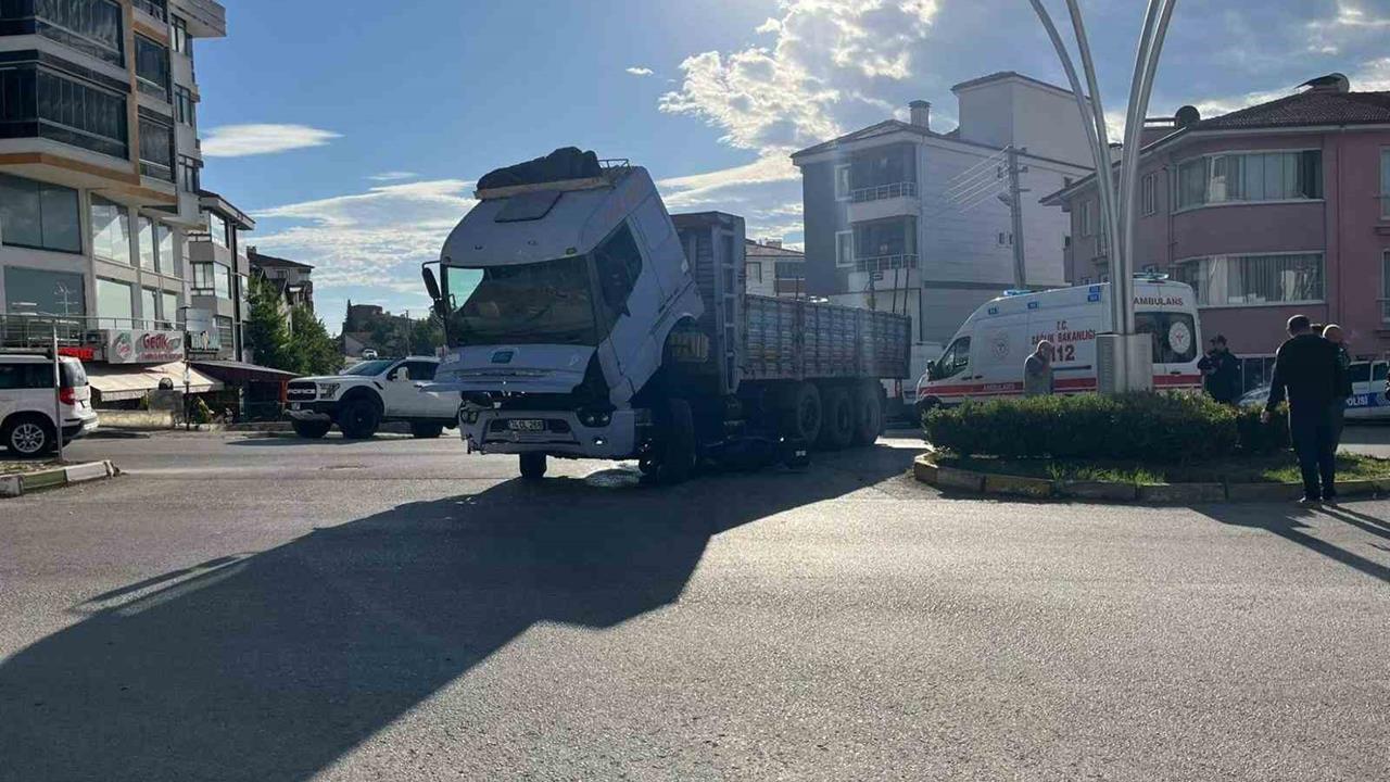 Karabük'te Motosiklet Kamyonun Altında Kaldı: Sürücü Yaralı
