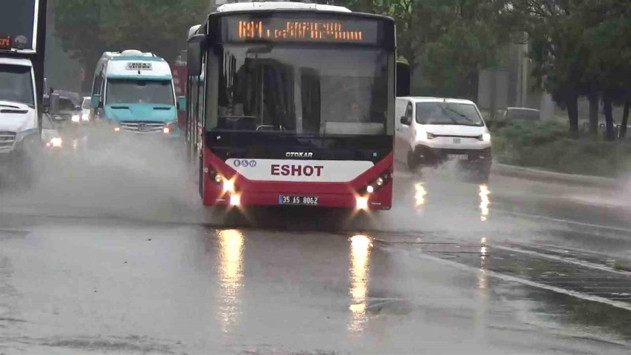 İzmir'de Sağanak Yağış Hayatı Olumsuz Etkiledi
