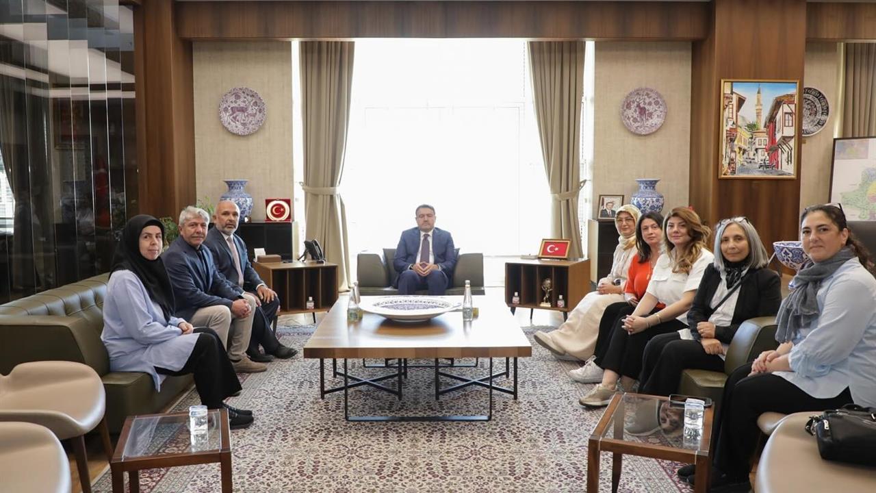 Kütahya Valisi Işın, Almanya'daki Çini Kursu'ndaki Kursiyerleri Kabul Etti