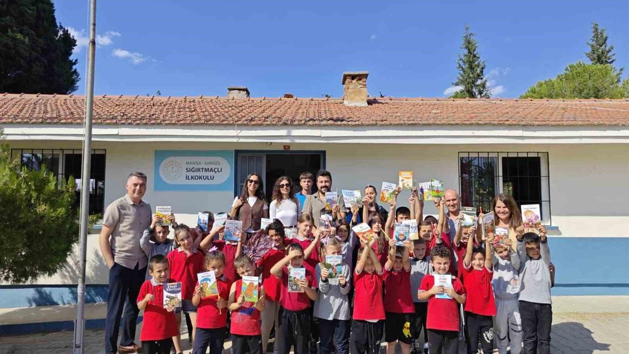 Sarıgöl'de Kitap Bağışı Kampanyası: "Bir Kitap, Bir Çocuk, Bir Gelecek"