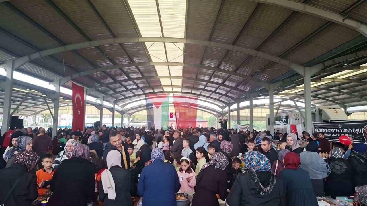 Hisarcık’ta Filistin İçin Hayır Çarşısına Yoğun İlgi