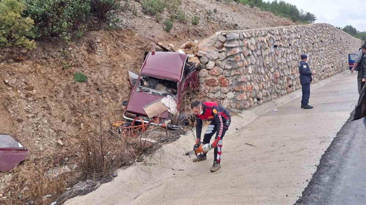 Kütahya'da otomobil kazası: Karı koca hayatını kaybetti