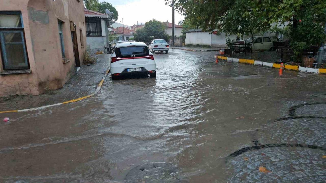 Sındırgı’da Yağmur Hayatı Olumsuz Etkiledi