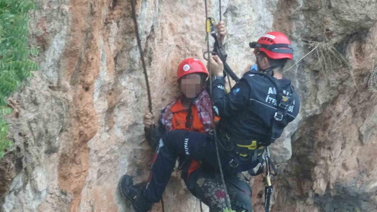 Antalya'da Falezlerde Mahsur Kalan Kadın Kurtarıldı