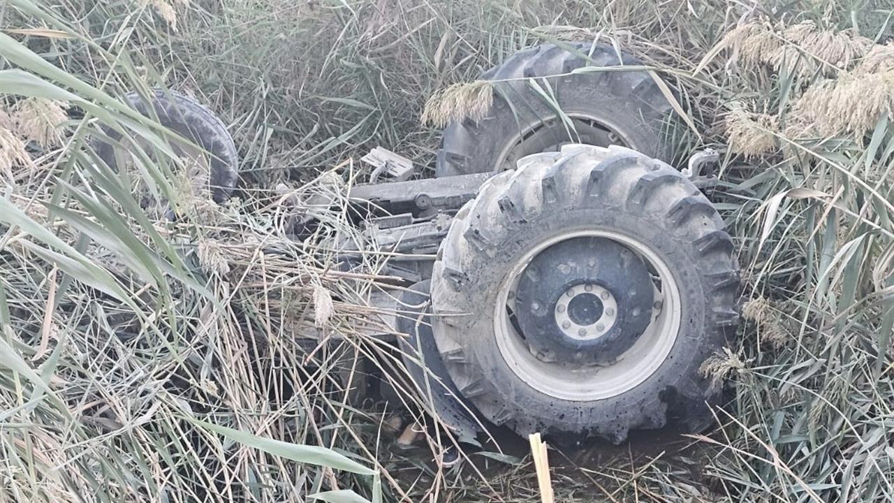 Devrilen traktörün altında kalan sürücü hayatını kaybetti - MERSİN