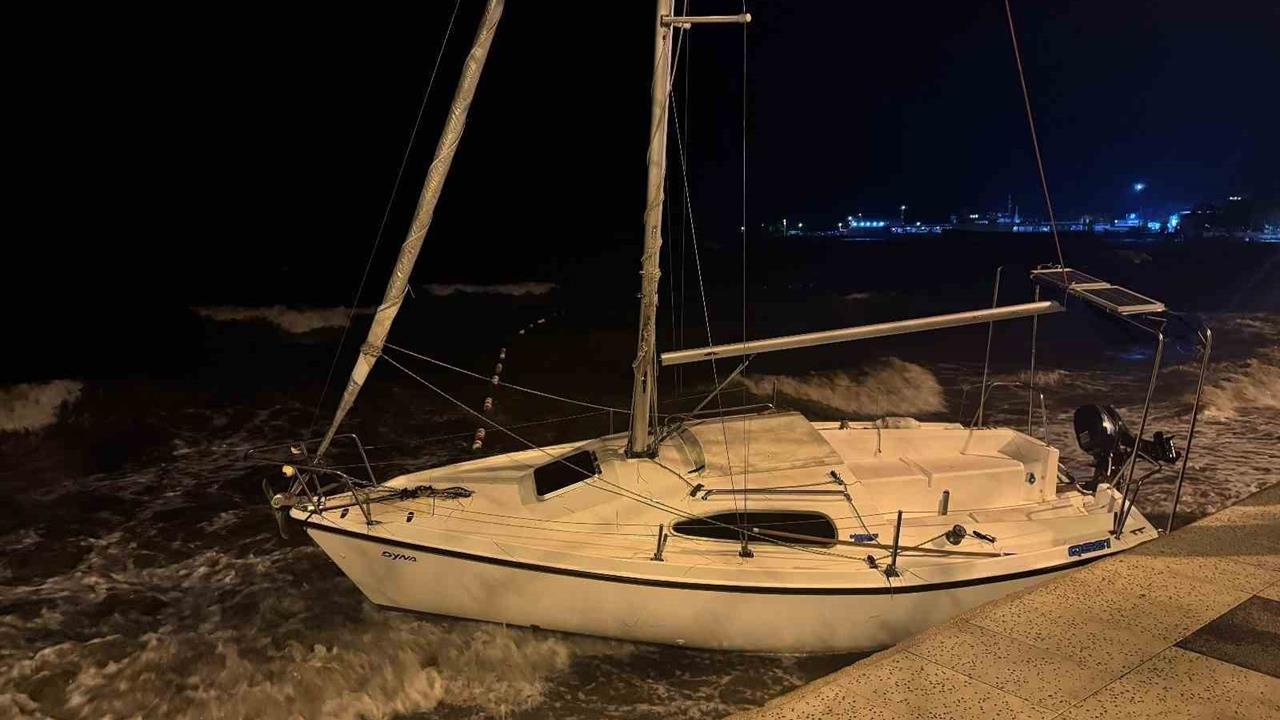 Erdek'te Şiddetli Lodos: Tekneler Sürüklendi