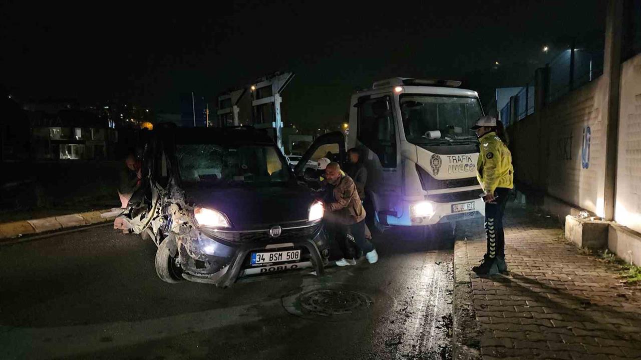 Sarıyer'de Tıra Çarpan Sürücü Kaçtı, Araçta Hasar Oluştu