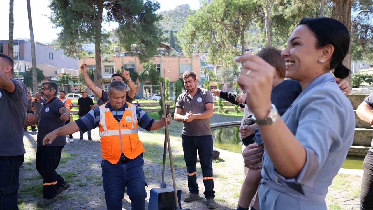 Kozan'da Temizlik İşçilerine Davul Zurnalı Teşekkür