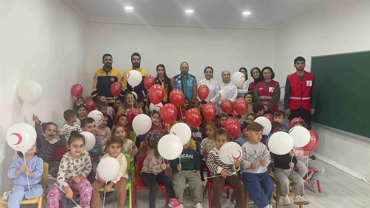 Düzce'de Minik Öğrencilere Ambulans Tanıtımı Yapıldı