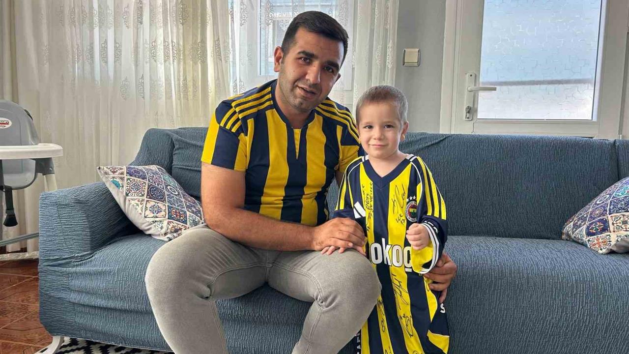 Tamer Talha'ya Fenerbahçe Forması Hediye Edildi