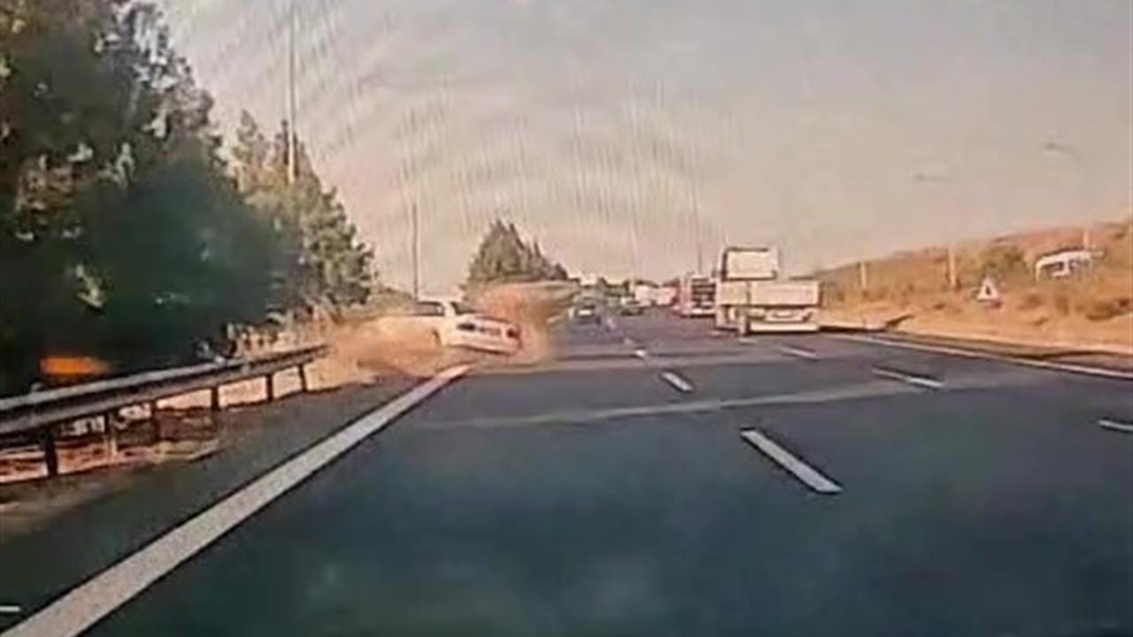 Hatay'da Kontrolden Çıkan Otomobil Bariyerlere Çarptı