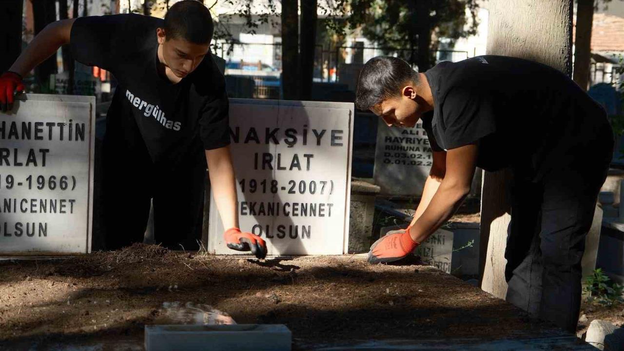 Bursa'da Mezarlık Temizleme Projesi: Gençler Farkındalık Yaratıyor