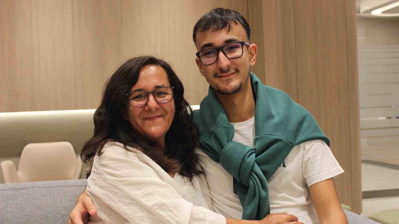 İzmir'de Anne, Oğluna İkinci Kez Böbrek Verdi