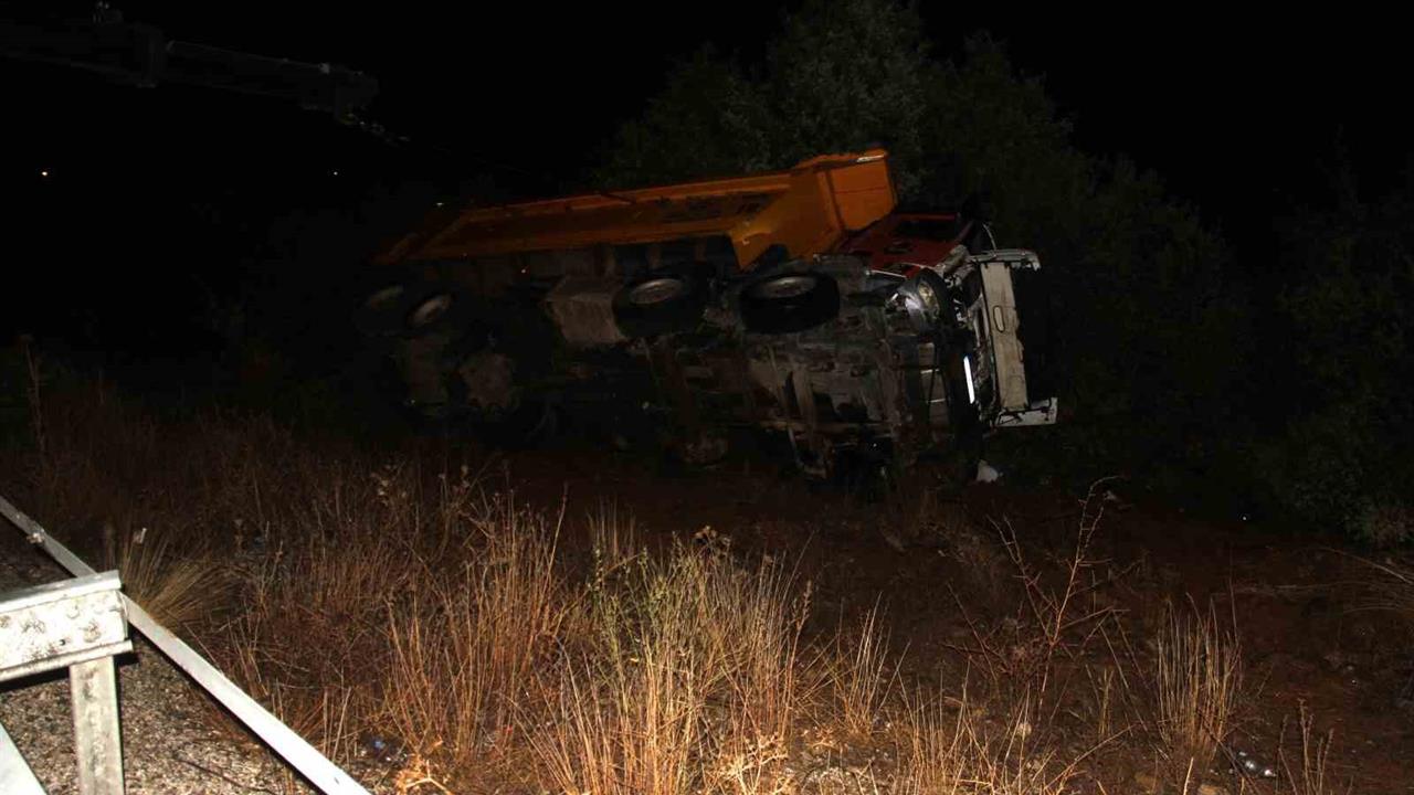 Konya'da Kamyon Devrildi: 2 Ölü, 1 Yaralı