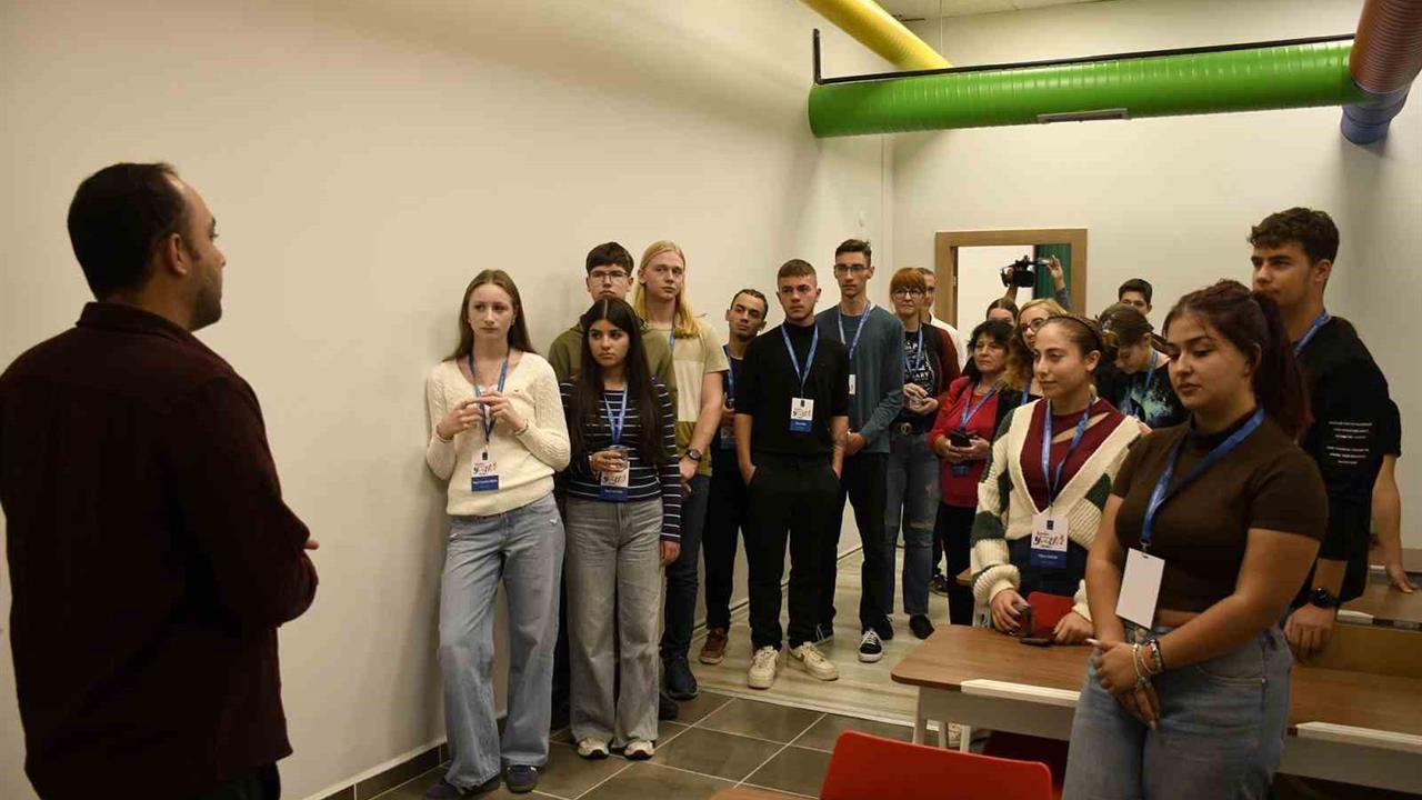 Kuşadası’nda Kardeş Şehirler Gençlik Toplantısı Başladı