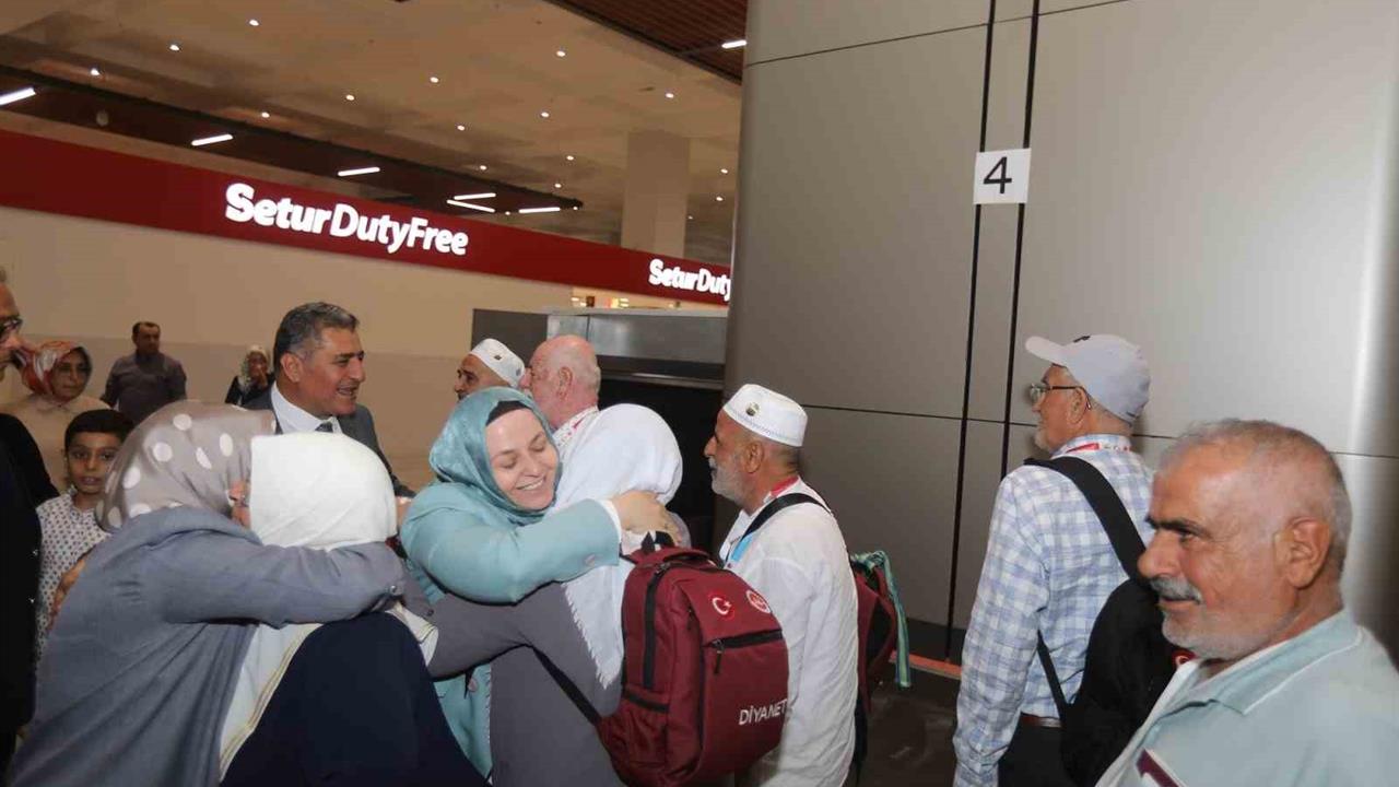 Umre Ziyaretinden Dönen 300 Kişilik Kafile Gaziantep'te