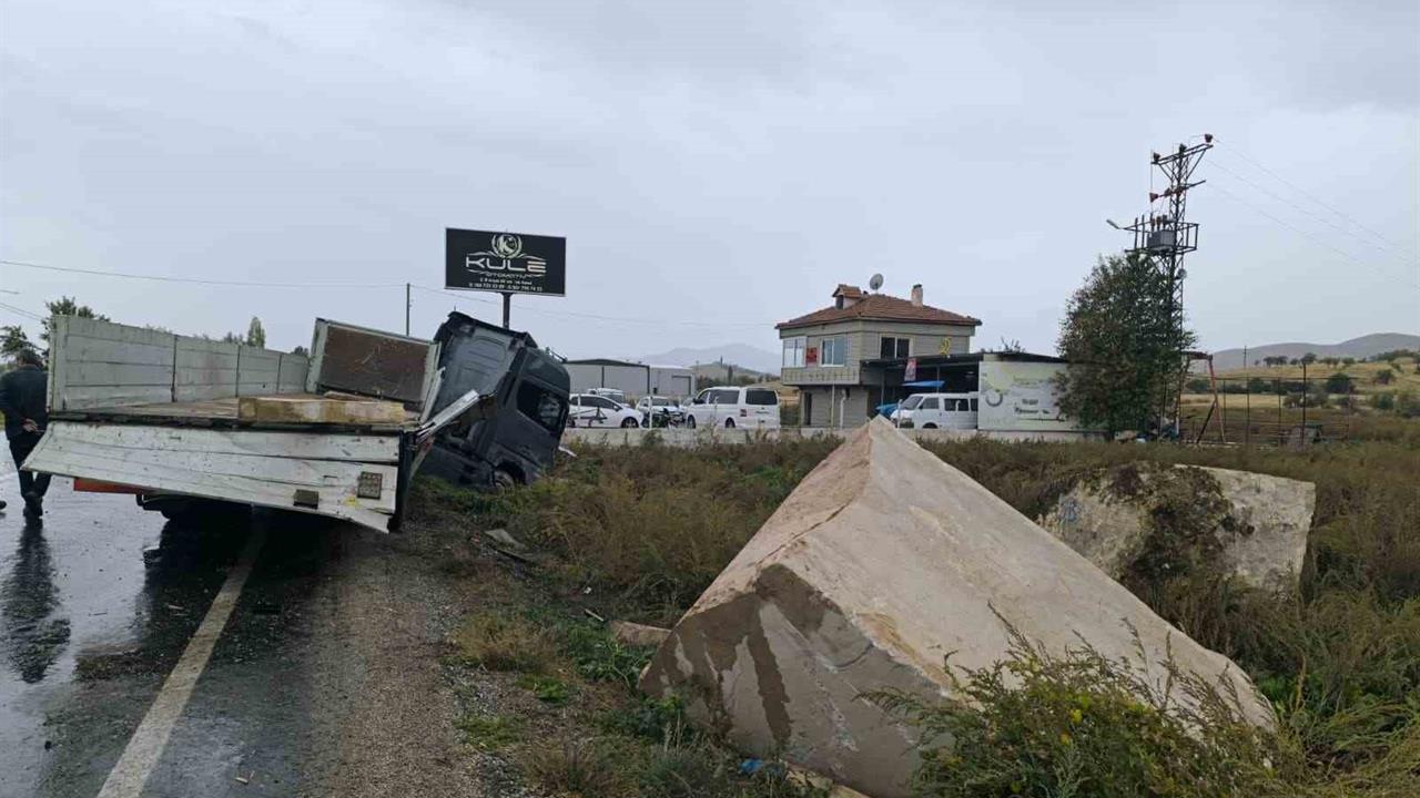 Mermer Yüklü Tırın Kayması Güvenlik Kamerasında Görüntülendi