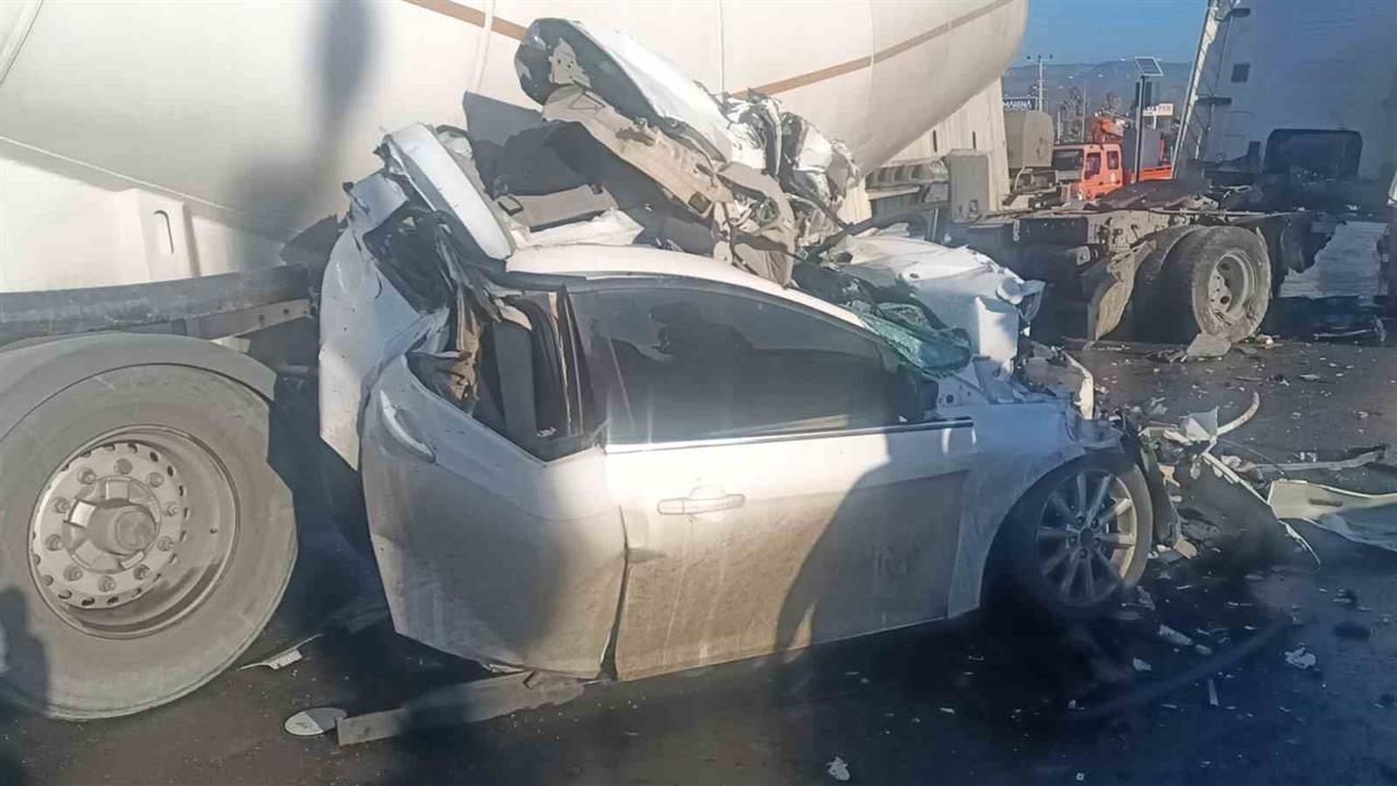 Mersin'de Tır Kazası: Sürücü Saniyelerle Kurtuldu, Otomobil Hurdaya Döndü