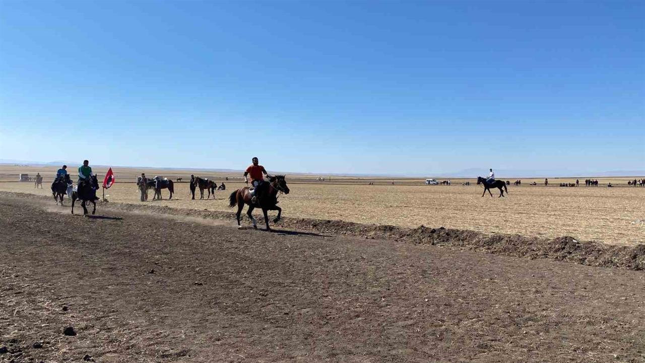Arpaçay'da Geleneksel Rahvan At Yarışları Coşkusu Yaşandı