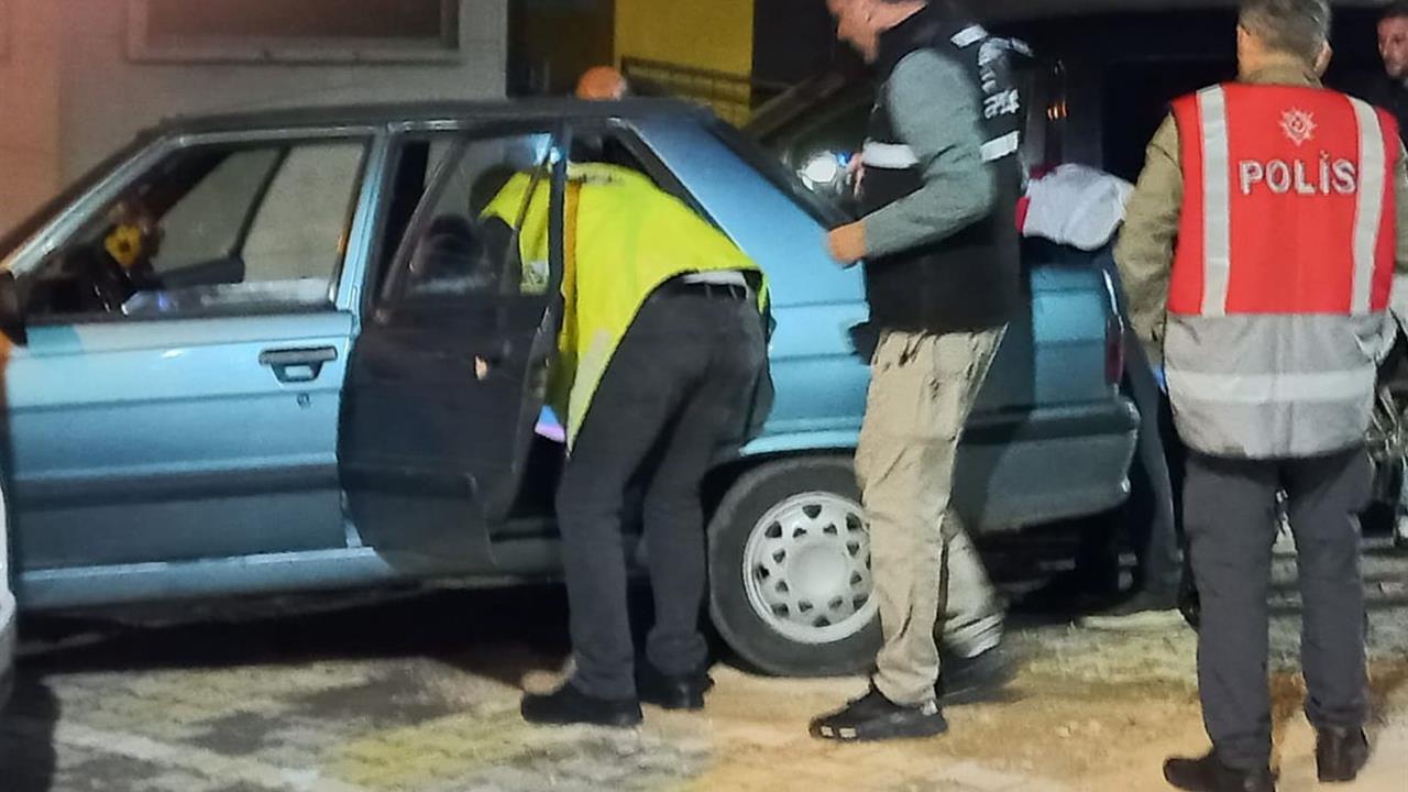 Ezine'de Uyuşturucu Operasyonu: 500 Bin TL ve Kokain Ele Geçirildi