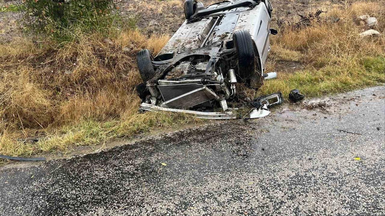 Afyonkarahisar'da Takla Atan Otomobilde 3 Yaralı