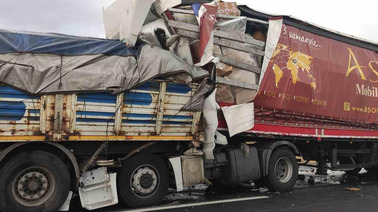 Ereğli'de Tır-Minibüs Çarpışması: 1 Ölü, 3 Yaralı