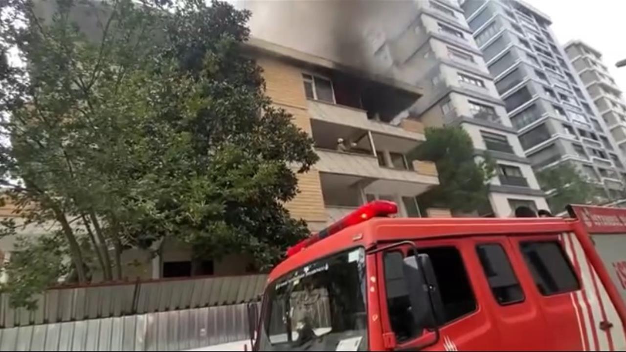 Kadıköy'de Metruk Bina Yangını Paniğe Neden Oldu