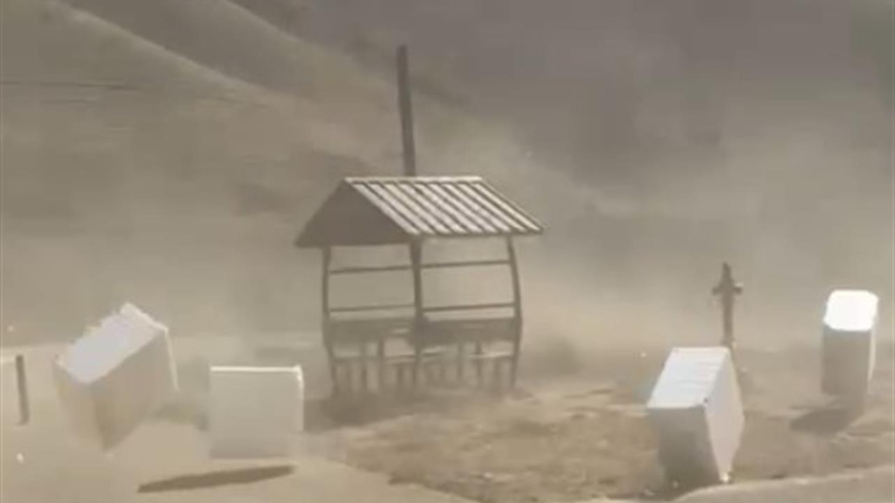 Bitlis'te Fırtına: Görüş Mesafesi Düşüyor