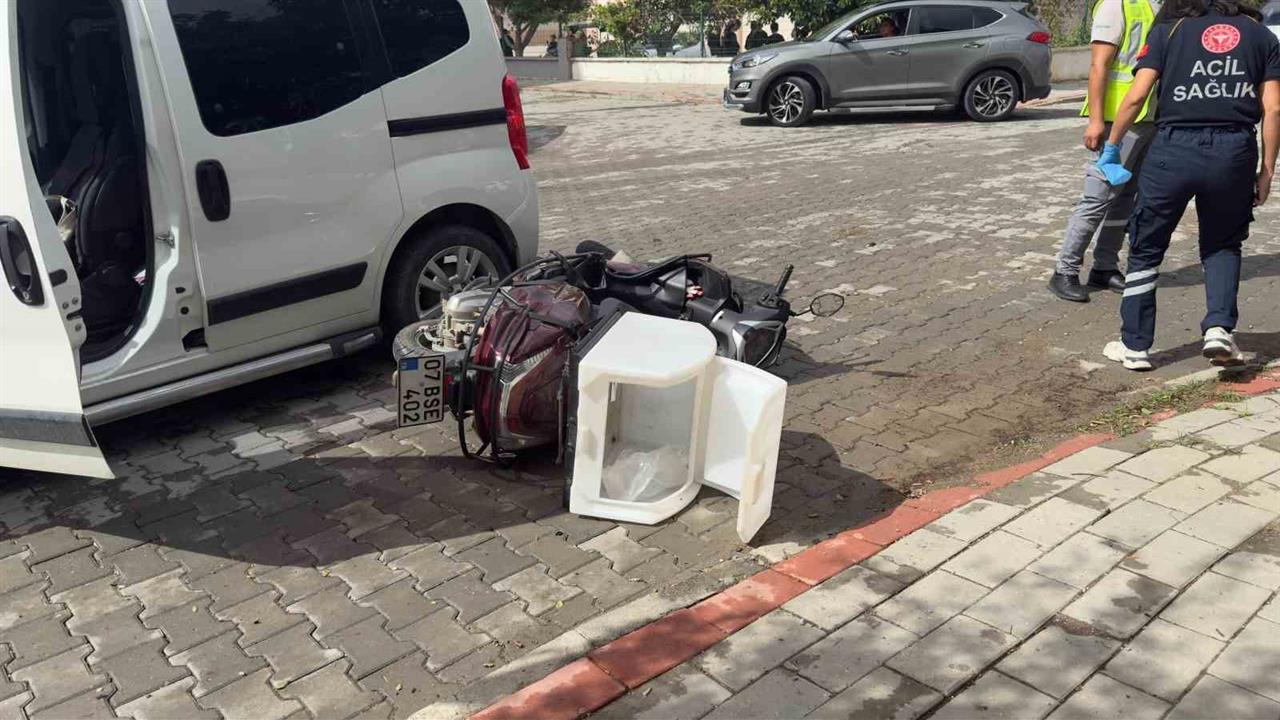 Antalya'da Motosiklet ve Hafif Ticari Araç Çarpıştı: 1 Yaralı