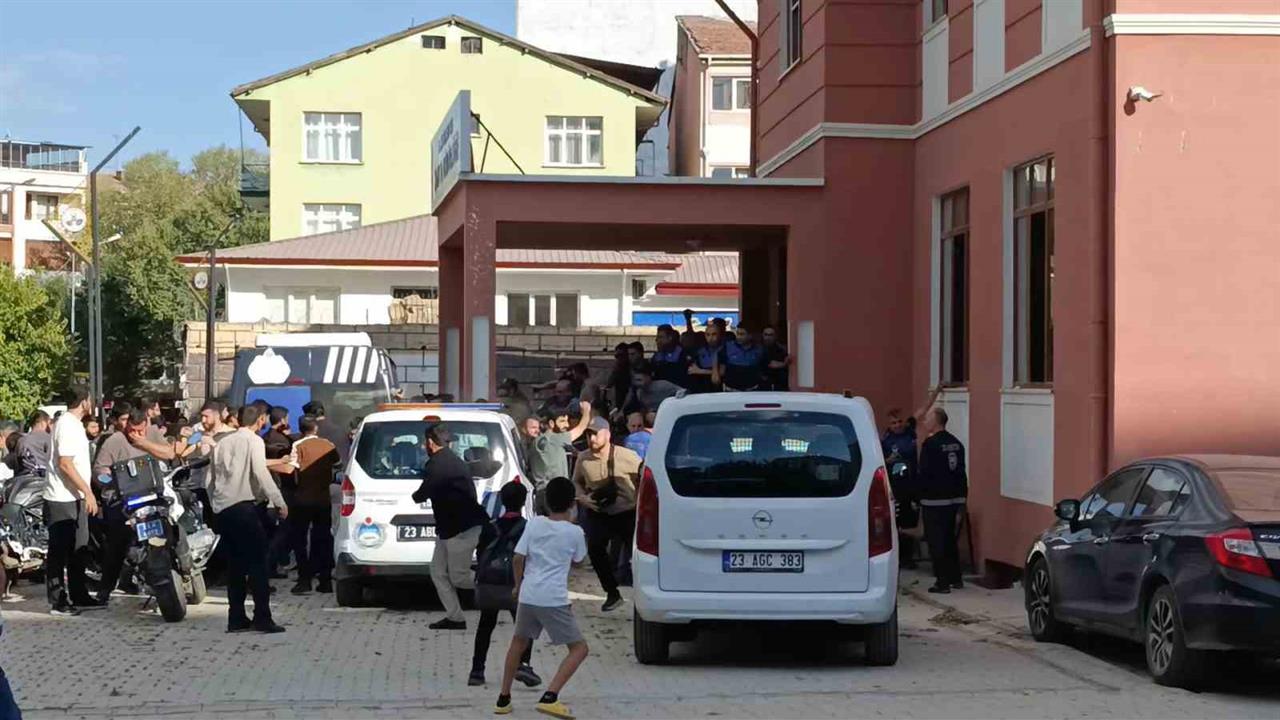 Elazığ'da Furkancılar Zabıta Müdürlüğünü Bastı: Arbede Çıktı