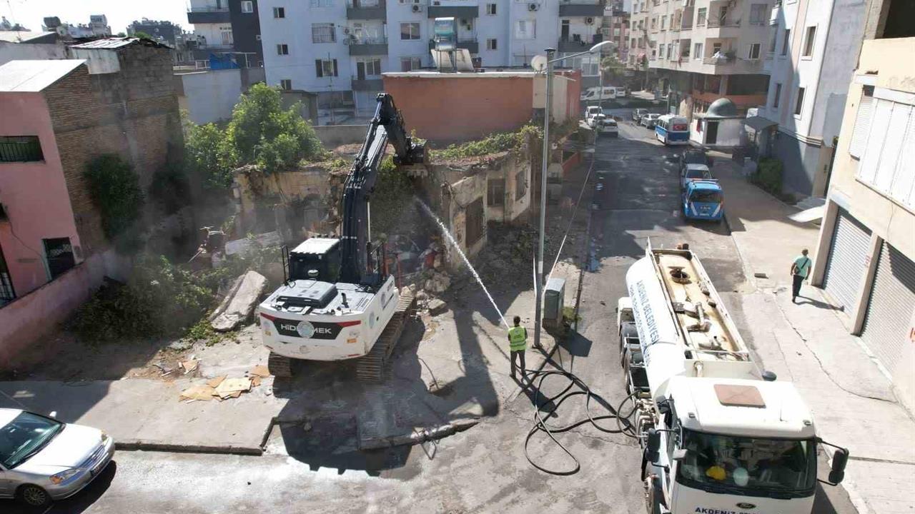 Mersin Akdeniz'de Metruk Yapılarla Mücadele Devam Ediyor: Yıkım Gerçekleştirildi