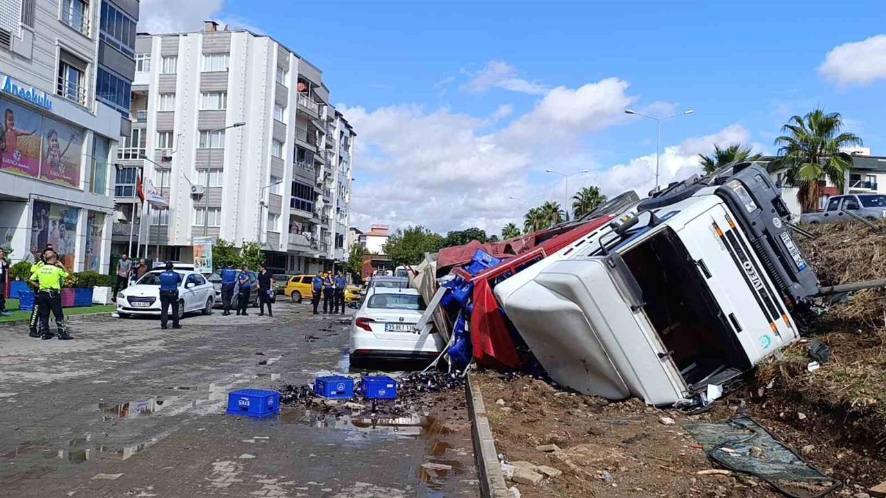 İzmir'de Tır Kazası: 2 Araç Hasar Gördü